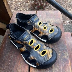 KEEN STINGRAY  BLACK AND YELLOW SANDALS SIZE YOUTH 1